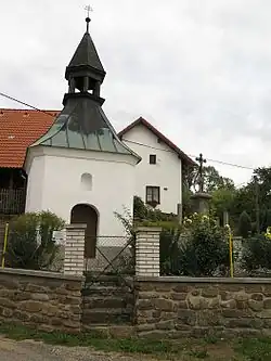 kaplička s pamětním křížem