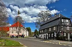 Náves v Krompachu, v pozadí někdejší zámek