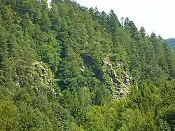 Kružberské cvičné skály, na jejichž vrcholu stával hrádek Kružberk