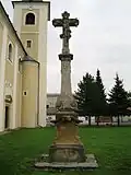 Kamenný kříž u kostela