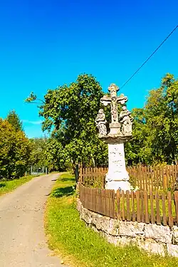 Krucifix ve středu vesnice