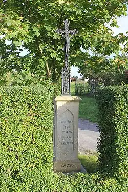 Křížek u rybníka Žabakor v Březině