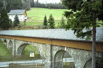 Jeden ze dvou zastřešených akvaduktů, tento v místní části Krumhermersdorf