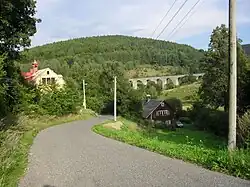 Novina a železniční viadukt ze silnice