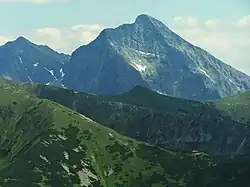 Vlevo Krátka, vpravo Kriváň