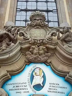 Logo Svatého roku Božího milosrdenství nad Svatou branou v bazilice Nanebevzetí Panny Marie v Krzeszowě