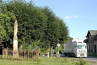 Pohled ze silnice na sochu Panny Marie ve Ktové