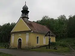 Kuří, kaple na návsi.JPG