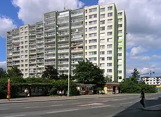 Autobusová zastávka Sídliště Lehovec na Slévačské, v pozadí panelový dům čp. 903, Kukelská 1