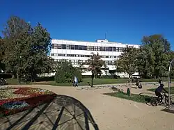 Pohled na dům kultury z parku