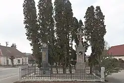 Kunčí u Slatiňan - kříž a pomník padlých