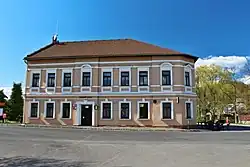 Budova obecního úřadu v centru Kunratic