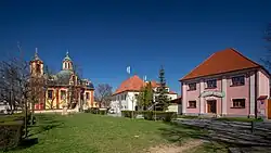 Kostelní náměstí s barokním kostelem sv. Jakuba