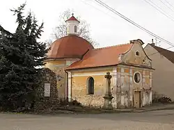 Kaple Nanebevzetí Panny Marie a pomník padlým