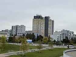 Výšková budova Ubytovna Kupa a modrá škola u stanice metra Háje – jednoho z přirozených center Prahy 11.