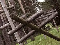 Kurapaty- symbolicky nahnutý kříž