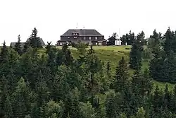 Rýchorská bouda na vrcholku Kutné, pohled od Rýchorského kříže