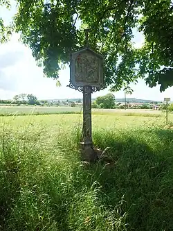 První zastavení křížové cesty na začátku aleje