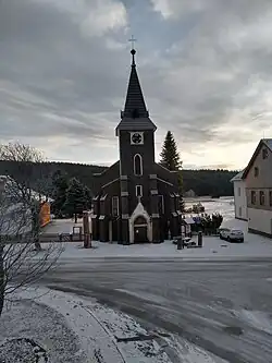 Kostel v prosinci 2019 (s již pokáceným stromem)