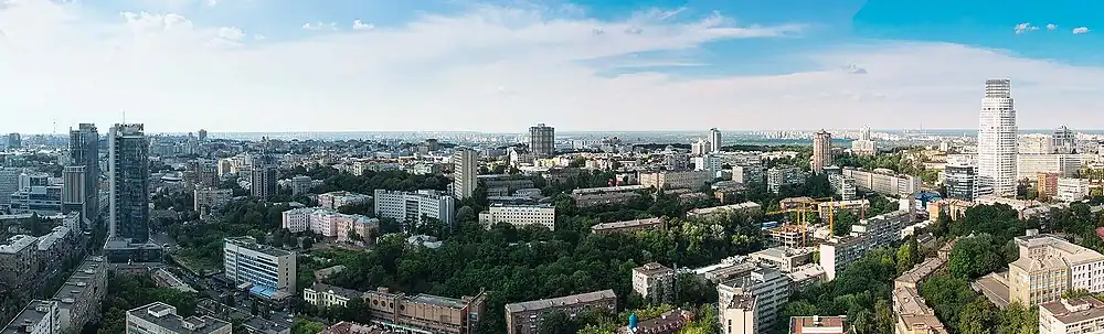 Výškové budovy v Kyjevě (2019): vlevo Gulliver a kousek v popředí Parus Business Center, vpravo Carnegie Center Tower