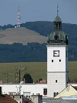 Pohled na věž a Strážovský kopec od kaple sv. Josefa