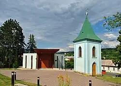 Dům smutku se zvonicí v obci