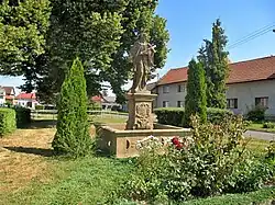 Socha svatého Jana Nepomuckého na návsi