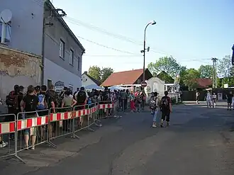 Jízdenky na kyvadlové autobusy se prodávají mimo vozidlo (2007)