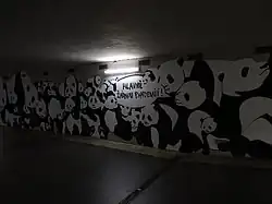 Výmalbu Pandemie navrhla a vytvořila v podchodu u stanice metra Ládví sochařka a výtvarnice Josefína Jonášová v září 2015