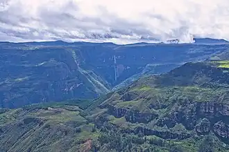 Vodopád v kontextu okolí – pohled z 10 km vzdálené vyhlídky Pueblo de los Muertos u Lámudu