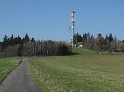 Vrchol Lázku s rozhlednou a vysílačem