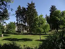 Park s pozůstatky hradu