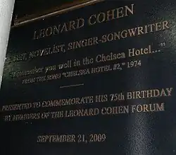 Černá pamětní deska se zlatým písmem