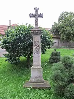 Kříž s reliéfem Panny Marie