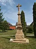 Kříž na návsi s německým chronogramem