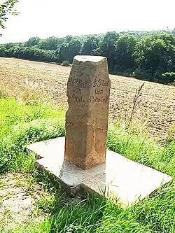 Historický milník při silnici do Loštic