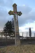 Kříž u silnice ve vsi