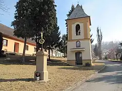 Kříž a zvonice na návsi