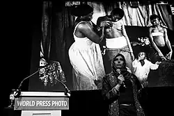 Heba Khamisová na pódiu na festivalu World Press Photo 2018 v Amsterdamu