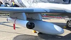 Raketnice LAU-32 a 350l přídavná nádrž