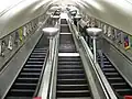 Pohled na eskalátory a schodiště