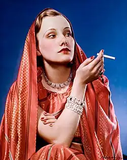 Dívka v červeném, reklamní fotografie na cigarety Lucky Strike, 1936