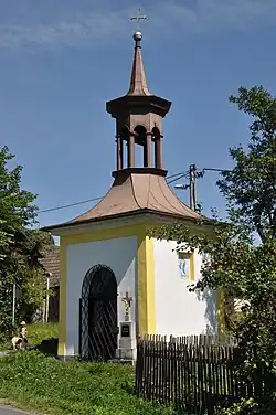 kaplička na kraji vesnice