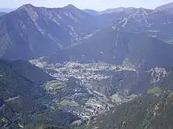 Město La Massana z vrcholu Casamanya (2740 m)