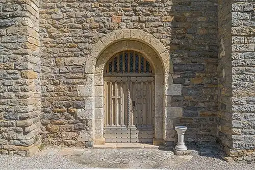 kostel Notre-Dame-des-Champs de Mostuejouls - vstupní portál