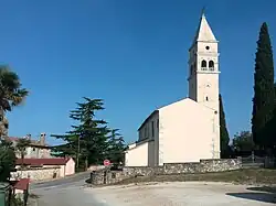 Kostel ve vesnici Labinci