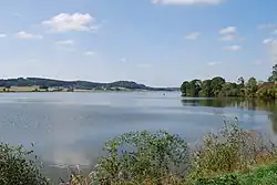 Pohled od obce Myštice na rybník