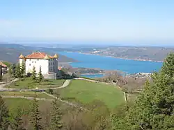 Château d'Aiguines a přehrada Lac de Saint Croix