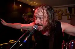 Frontman Ladislav Jakl při vystoupení (2005)