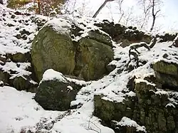 Přílivová kapsa v západní stěně lomu. Výrazný je dvoumetrový ohlazený balvan.
